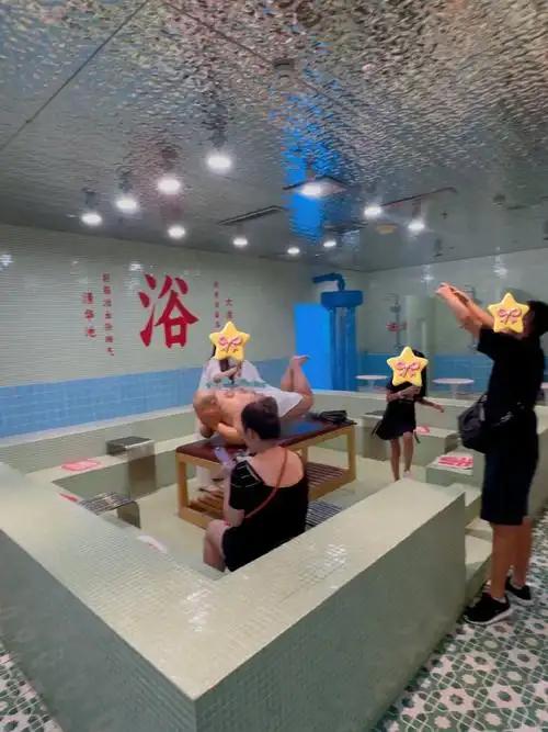 那些年，在各个城市的大街小巷，歌舞厅、洗头房、洗脚房、按摩房等随处可见。我有个同