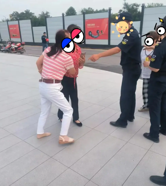 一大早的小区里面闹哄哄的，凑过去一看，原来是一位女业主和保安干仗了！仔细一打