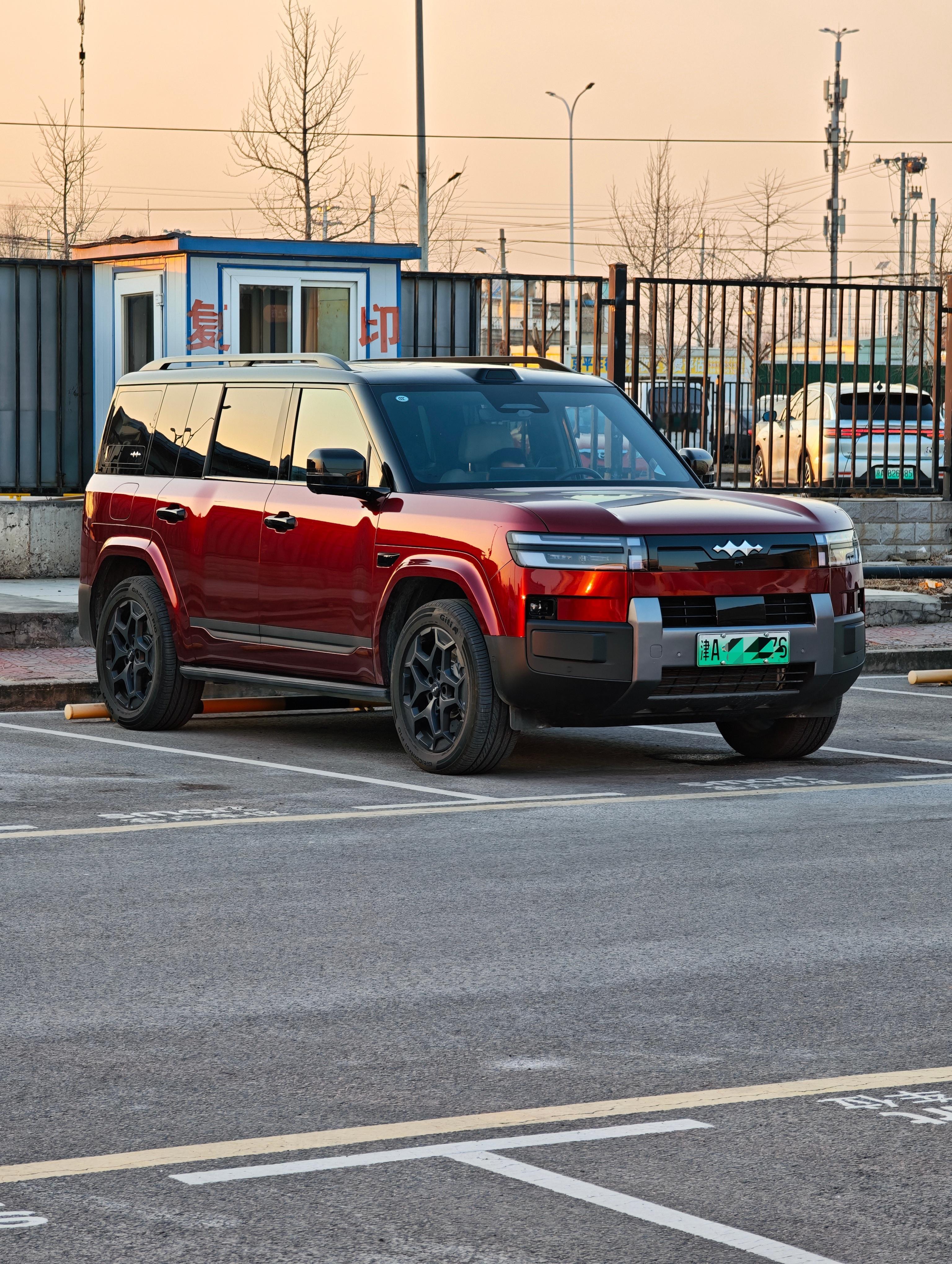 这个方程豹钛7的红色应该是自己贴的吧？还挺好看的，质感不错~