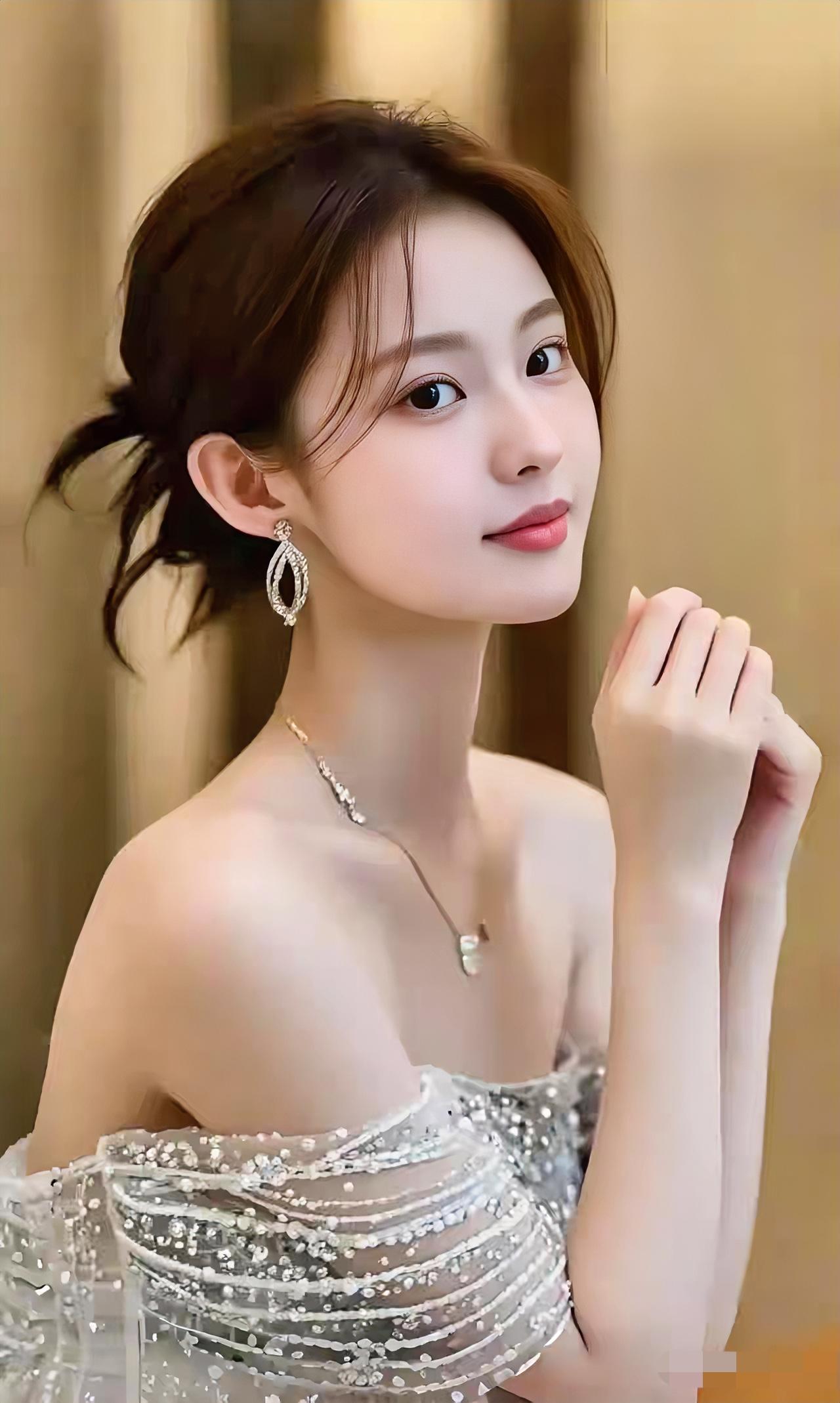 自然美，是灵魂的芬芳，自然美从不靠浓妆艳抹堆砌。它是清晨阳光里，眼眸中未被