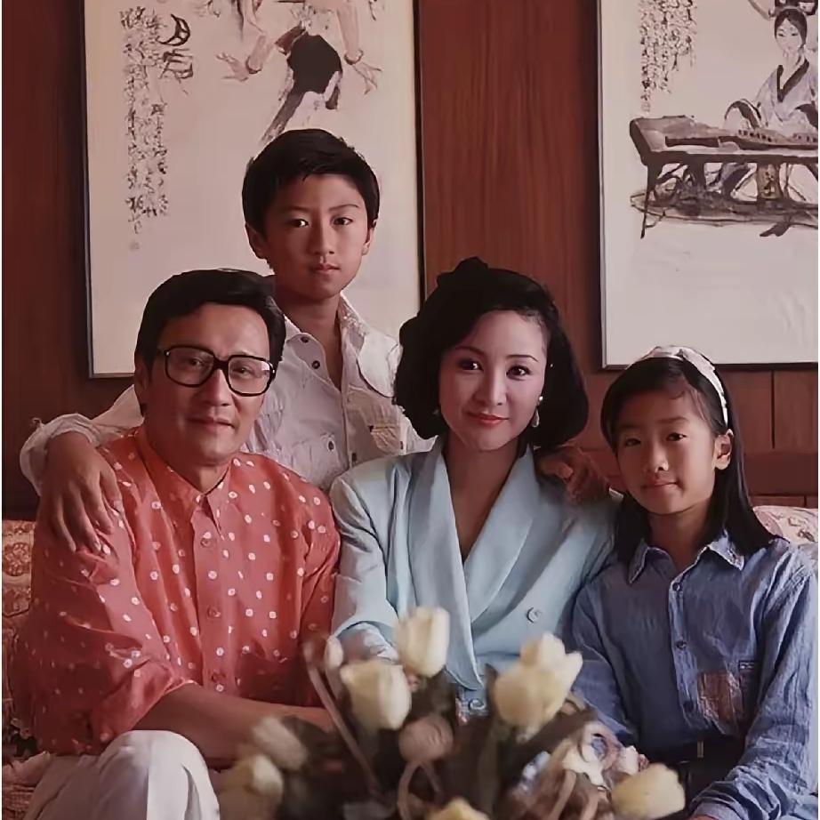 别看谢贤一生潇洒时髦，但他其实是个非常传统的人。这一点，从他把遗产大部分都留