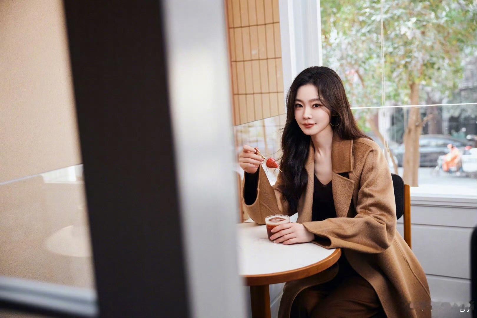 宋轶驼色大衣一袭驼色大衣，美到让人挪不开眼！