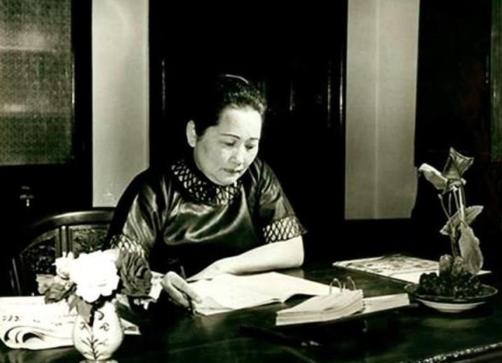 🌞1936年，毛主席找宋庆龄借了5万美元以解红军之危。宋庆龄二话没说卖房筹