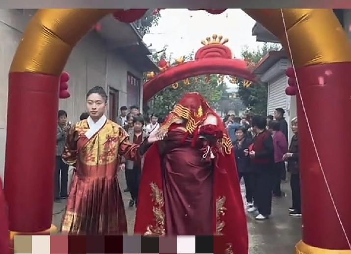 一场新泰婚礼，带来一万个不明白，是因为财力，是因为爱情，还是拍剧本？年龄悬殊，文