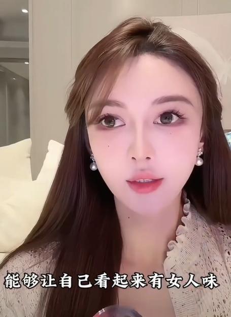 【叶珂去do肚子】叶珂复播之后，花式上热搜。叶珂近期在直播中表示，脸长得不好看