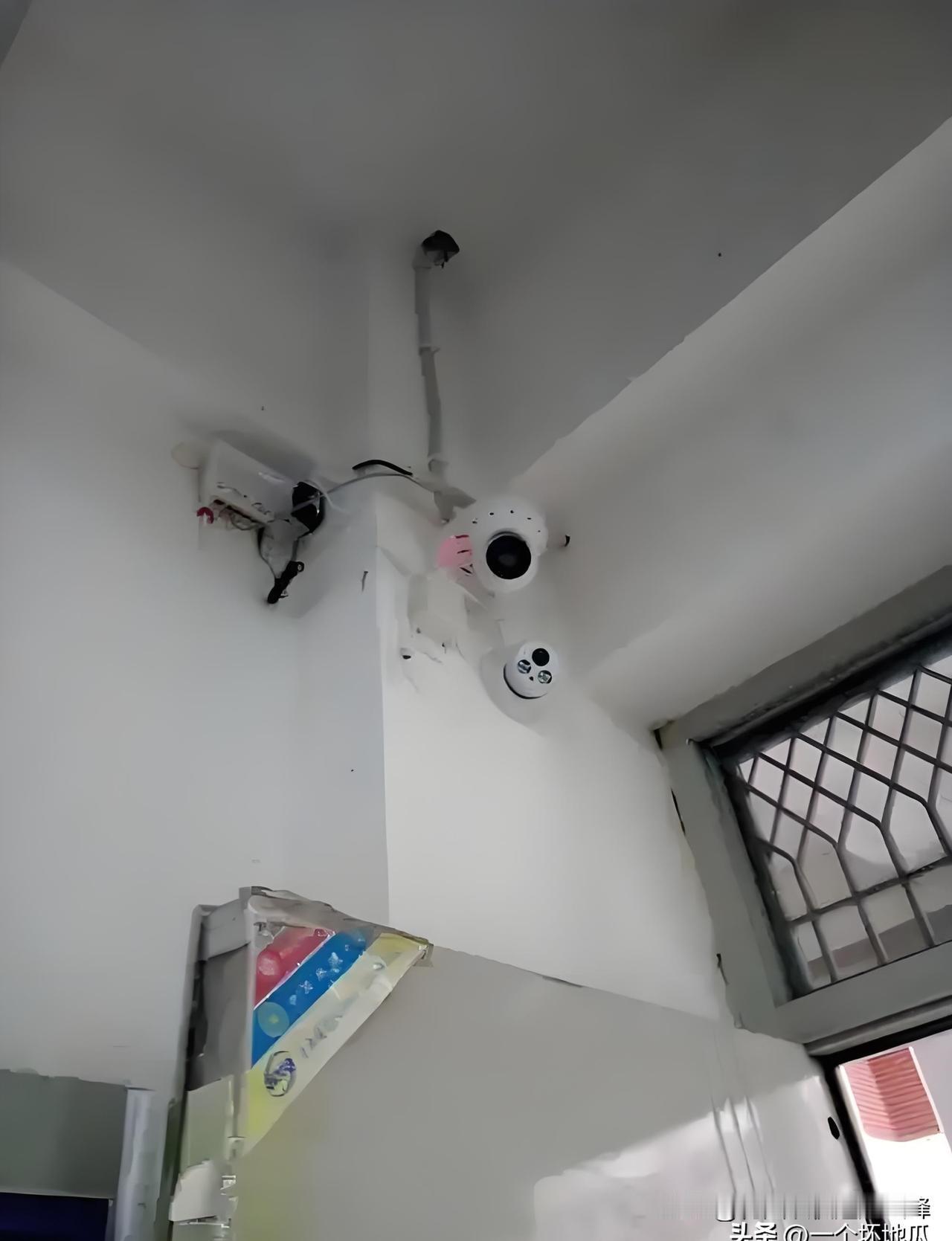 我们年级有个班主任，自己掏钱在教室安装了两个监控摄像头。教室装监控，效果贼好