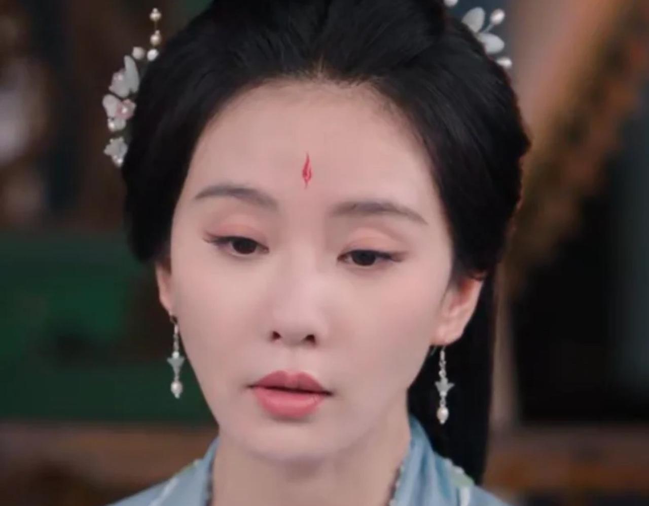 刘诗诗的脸因为医美提拉得很紧，胶原蛋白流失以后颧骨突出，眼窝变深了，疲惫感更重了