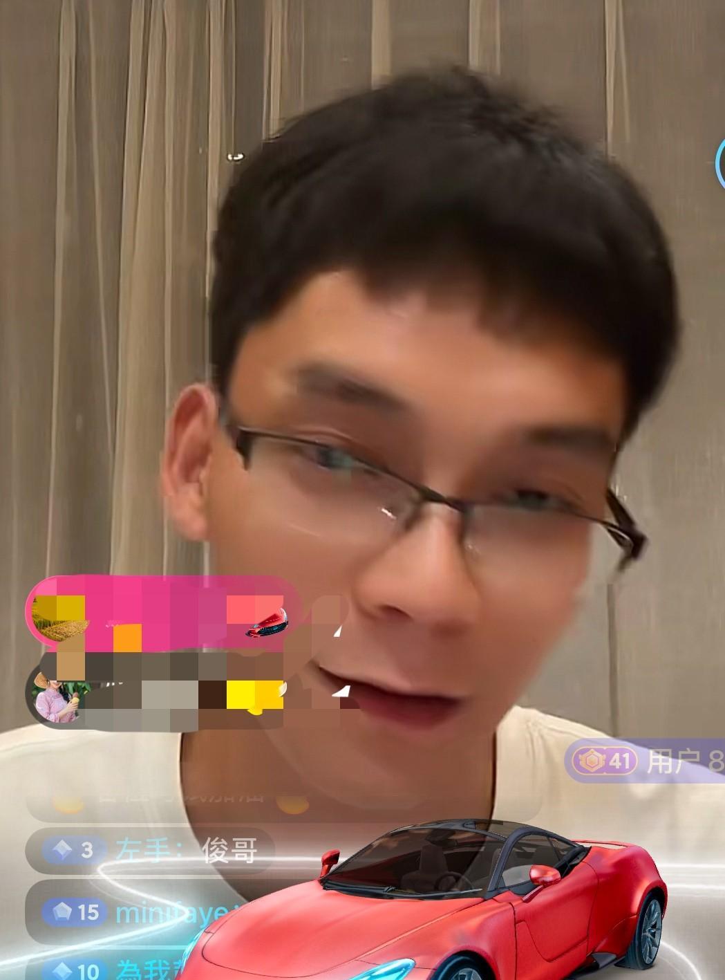 今晚，唐尚珺如期开启直播。直播间人气还是非常旺的，人数最多时有一万+，大部分时间