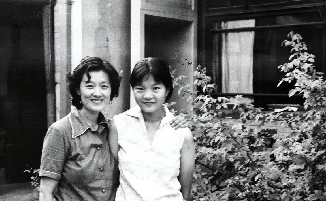“腾房是刨了我的根儿！”2008年，著名女外交官章含之因病去世，不久后，相关部门