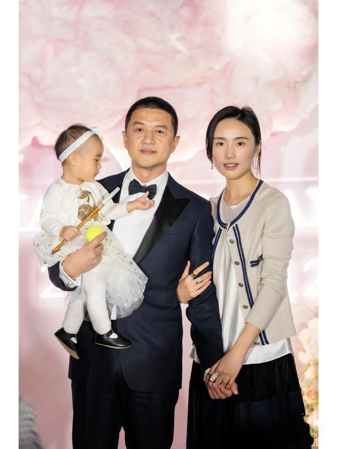终于懂了，海哈金喜的离开哪是怕穷，是怕“一个人的婚姻”！当初她顶着19岁差