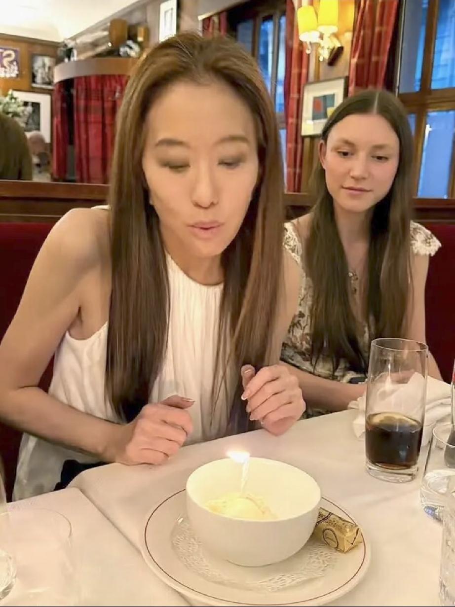 7月1日，王薇薇晒自己过77岁生日的视频，其中大女儿和她一起吹蜡烛，她的脸看着是