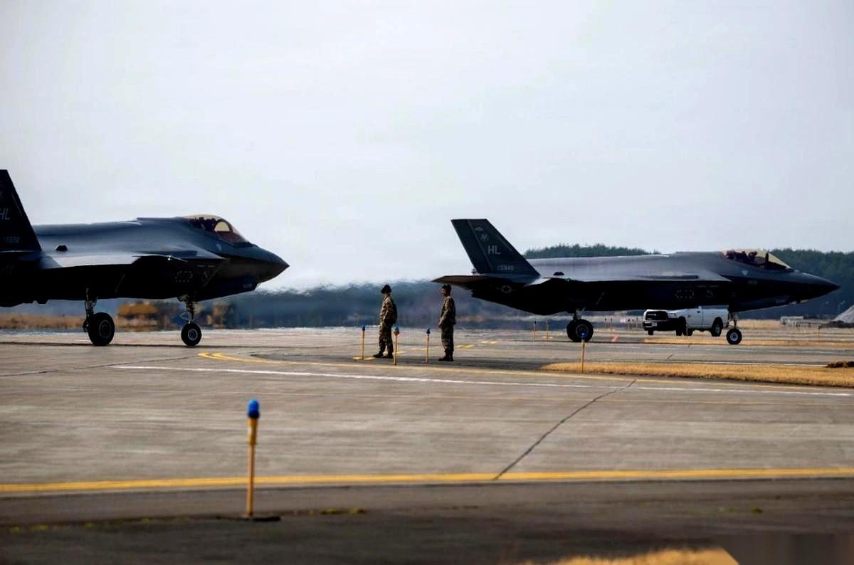 48架F-35A，黑压压一片，永久部署到了咱们家门口的三泽基地。要是放十年前，