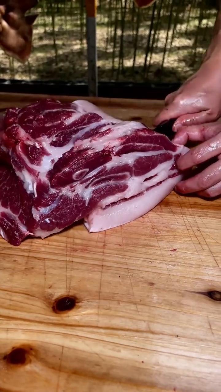 这是猪身上最好的一块肉，大家知道是什么肉吗？这种肉在猪的前腿上会比其他的肉贵上许