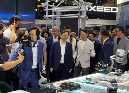 北京车展王传福和尹同跃都去智界展台看了智界V9。一台MPV能让这么多行业大佬关注