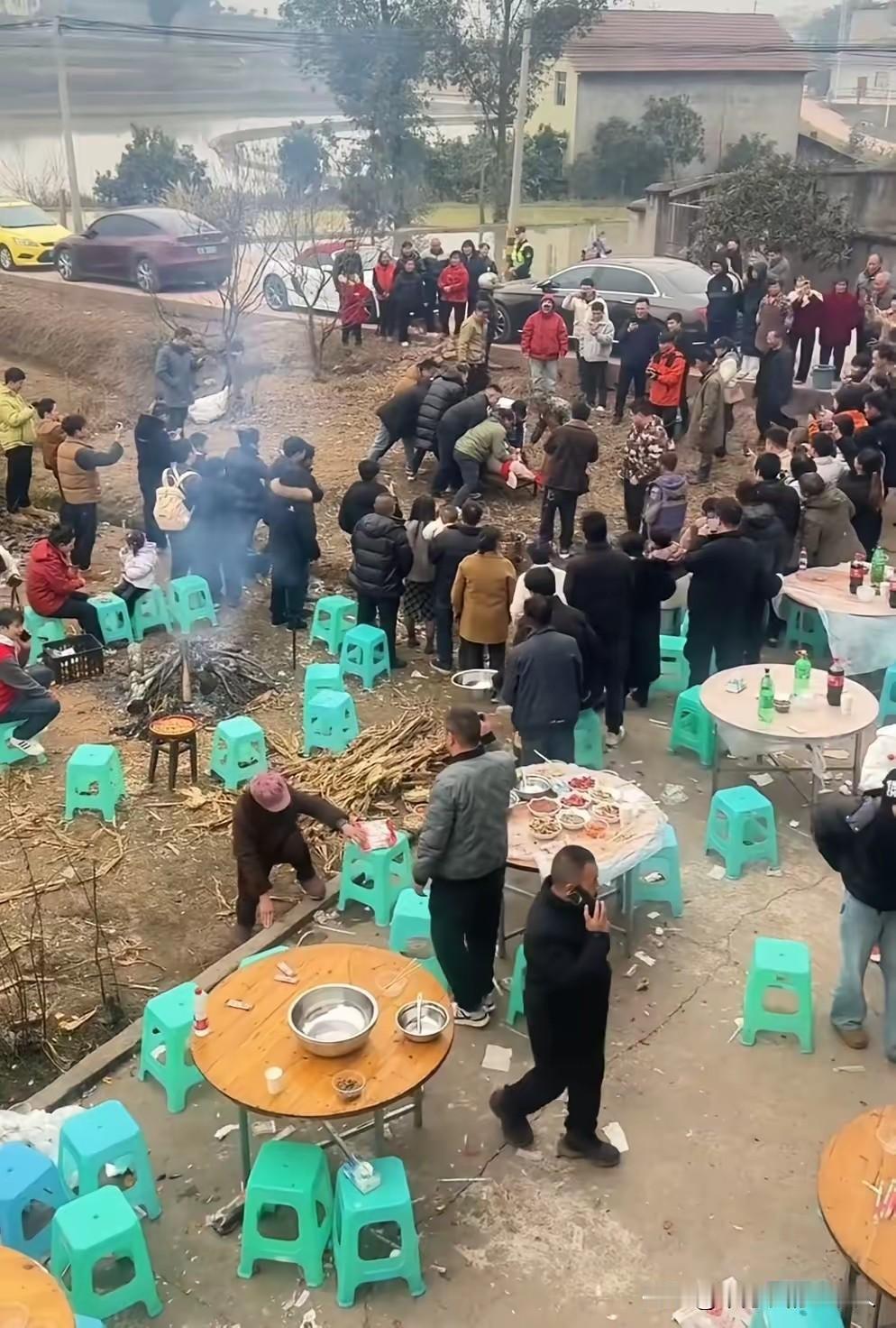 此前便有人犀利地指出：当下直播行业，充斥着大量既不愿从事体力劳动，又没有一技之长