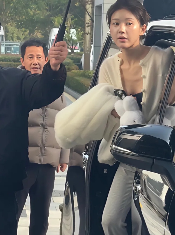 见过赵露思和她爸爸的同框照，才懂啥叫“一个模子刻出来的”——眉眼、神态简直如出一