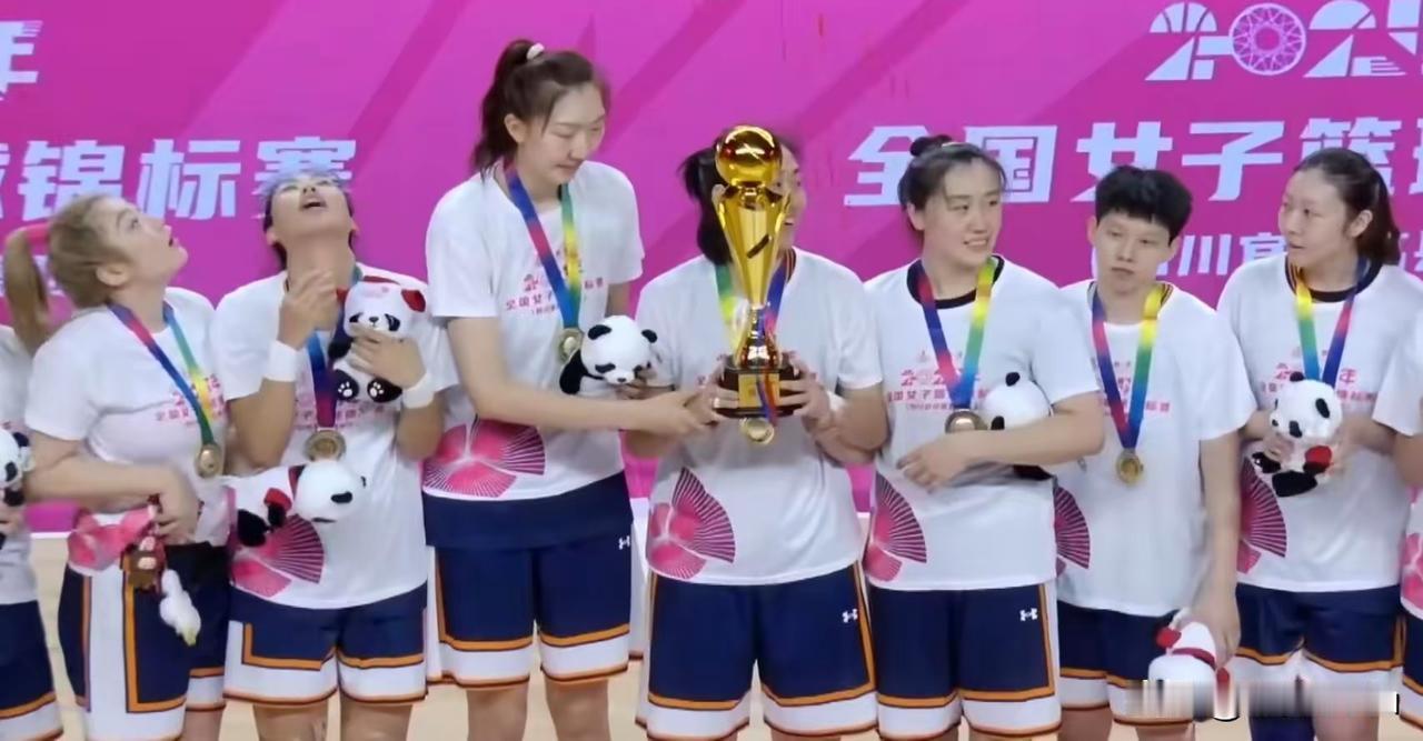 女篮全锦赛四川夺冠李梦0分成颁奖亮点：2025女篮全锦赛四川95-73胜江苏实