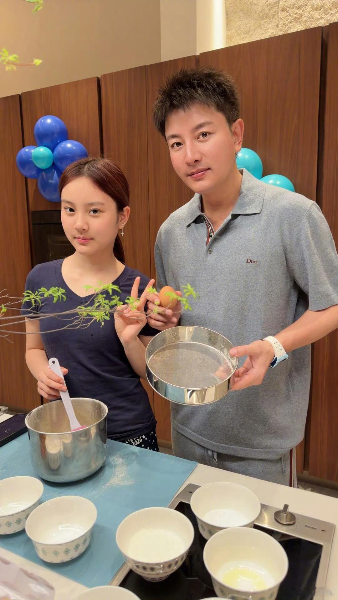 甜馨陪贾乃亮过42岁生日亮哥生日快乐，和甜馨儿在一起的生日是最幸福的