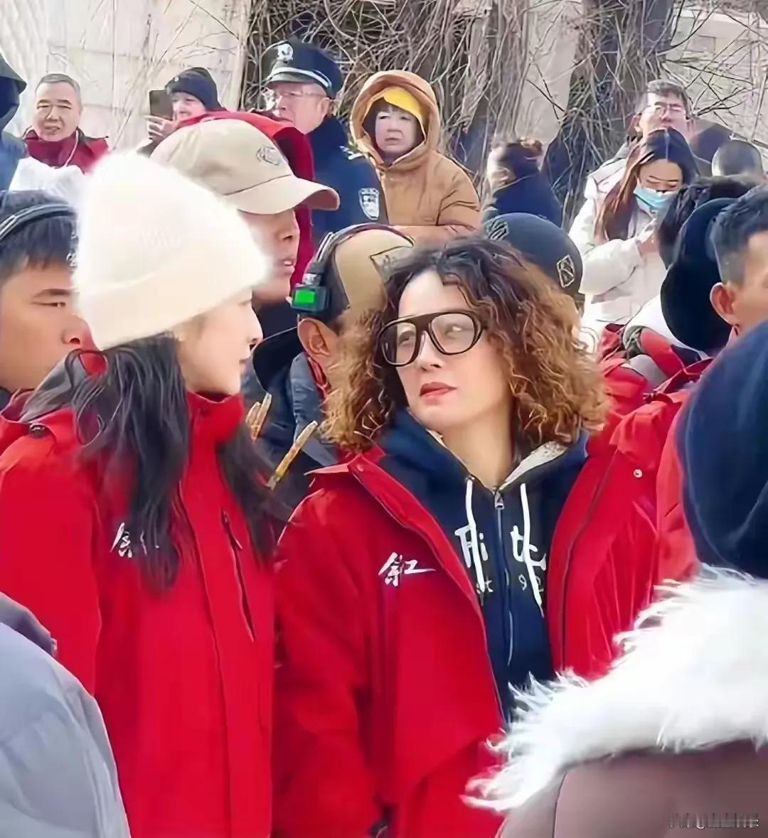 近日，49岁的马伊琍因穿红衣烫羊毛卷的造型引发“变样”“显老”的讨论。但岁月本就