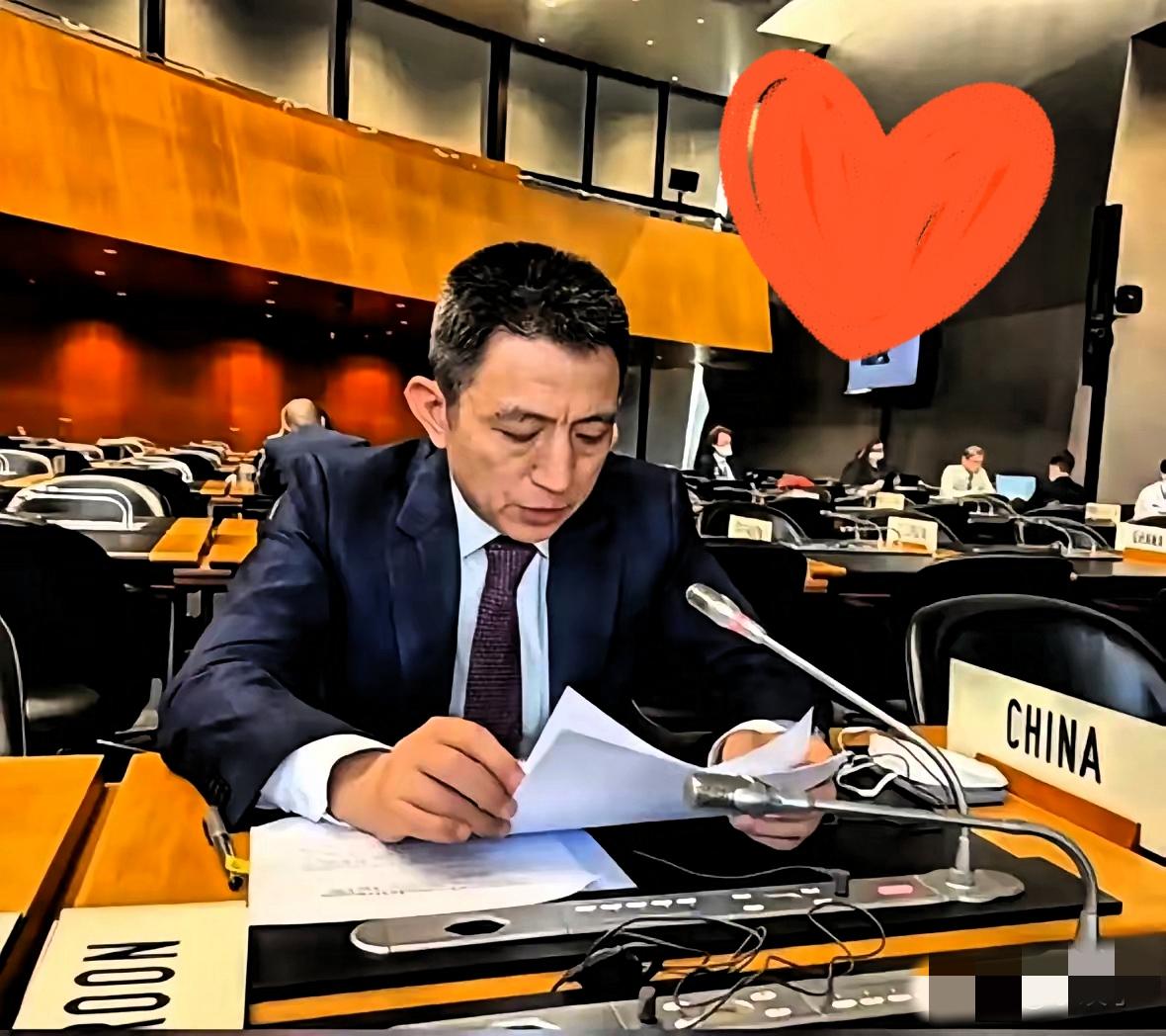 真不是吹看中美这俩谈判代表就知道有些较量从出身和专业度上就定了调!贝森特