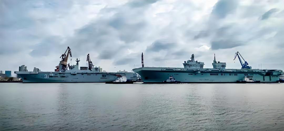 一个4万余吨，一个5万余吨，余多少，你猜。