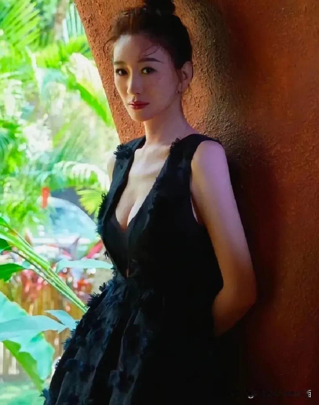 她到底是怎么做到，脸瘦但身材又性感，而且皮肤也白，不过她给人的感觉是有一点苦相，