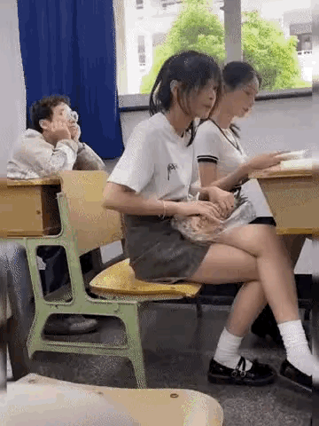 网友：上课吃东西，以后怎么考上211啊！[捂脸哭][捂脸哭]