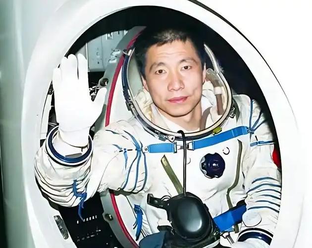 杨利伟为什么后来再也没有登天？其实，他能够活着回到地球就已经是万幸，在他攀登太空