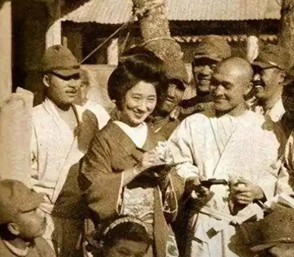 日本发起侵华战争，日本民众是无辜的吗？说句实话，侵华战争是整个日本社会一起推动的
