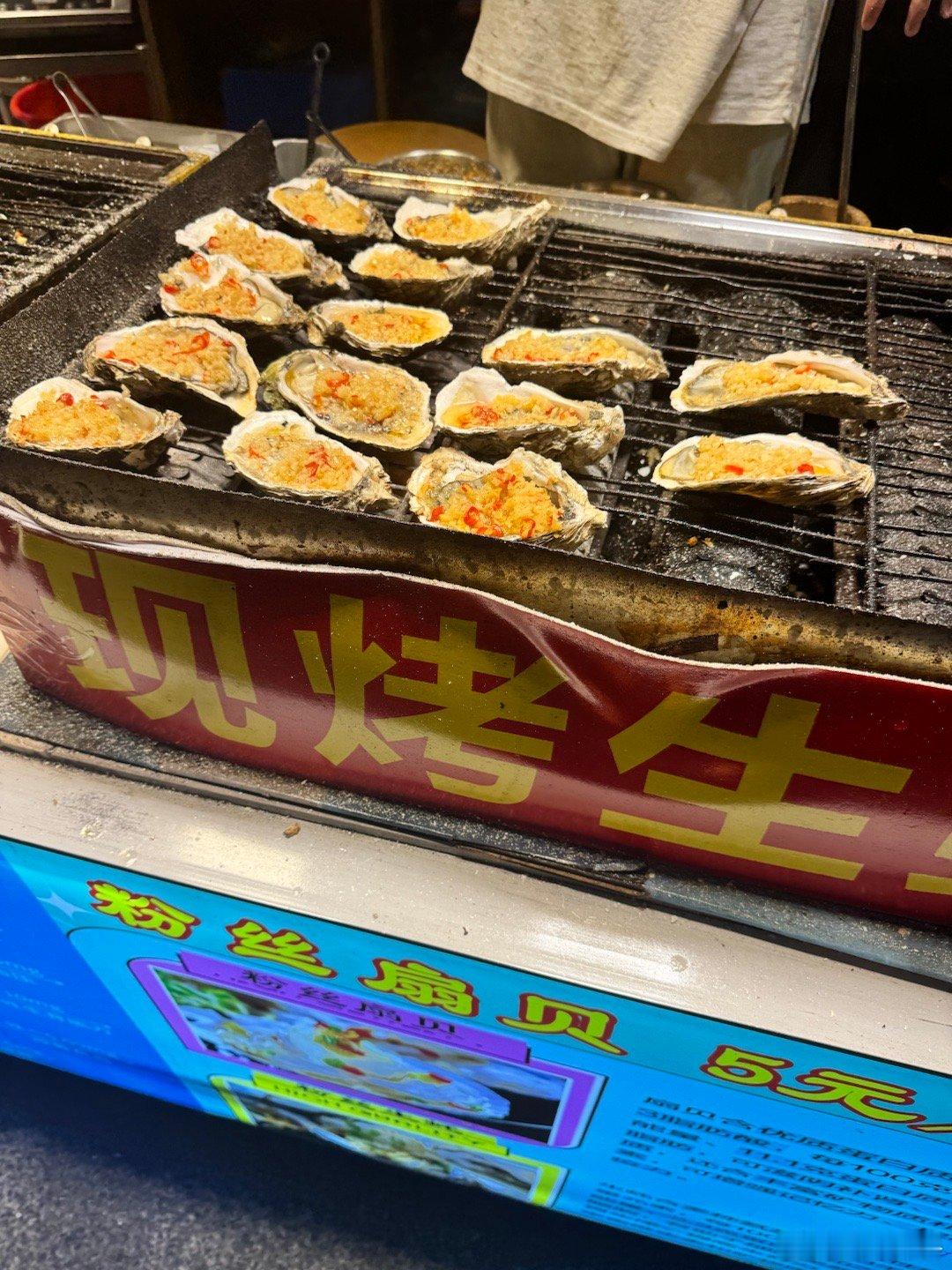 上大学的时候，一个美女请博格吃饭，点了一个虾仁玉米。博格非常喜欢吃玉米，就把虾仁