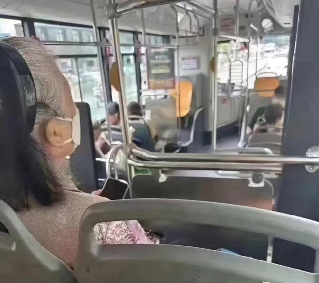 公交一老人欺我年轻无力