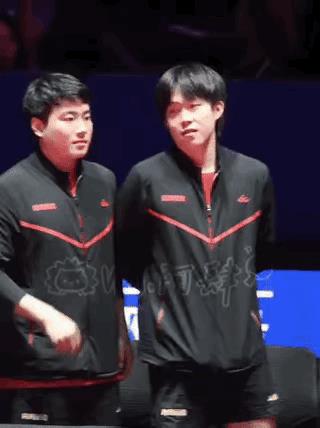网友：哟，哥有进步，终于知道捂嘴说话啦[笑着哭]这次会唇语的不会唇语的都沉默了[捂