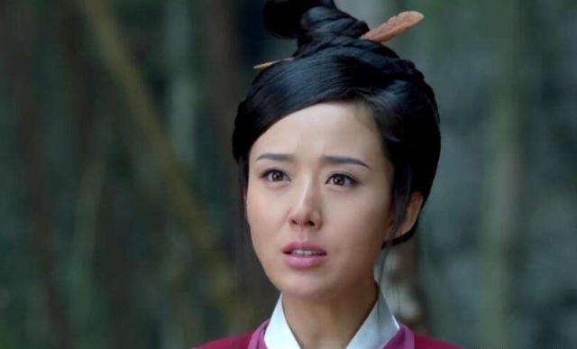 1561年，戚继光在外偷偷纳了小妾，生下5个儿子，妻子王氏得知后，抄起一把长刀就