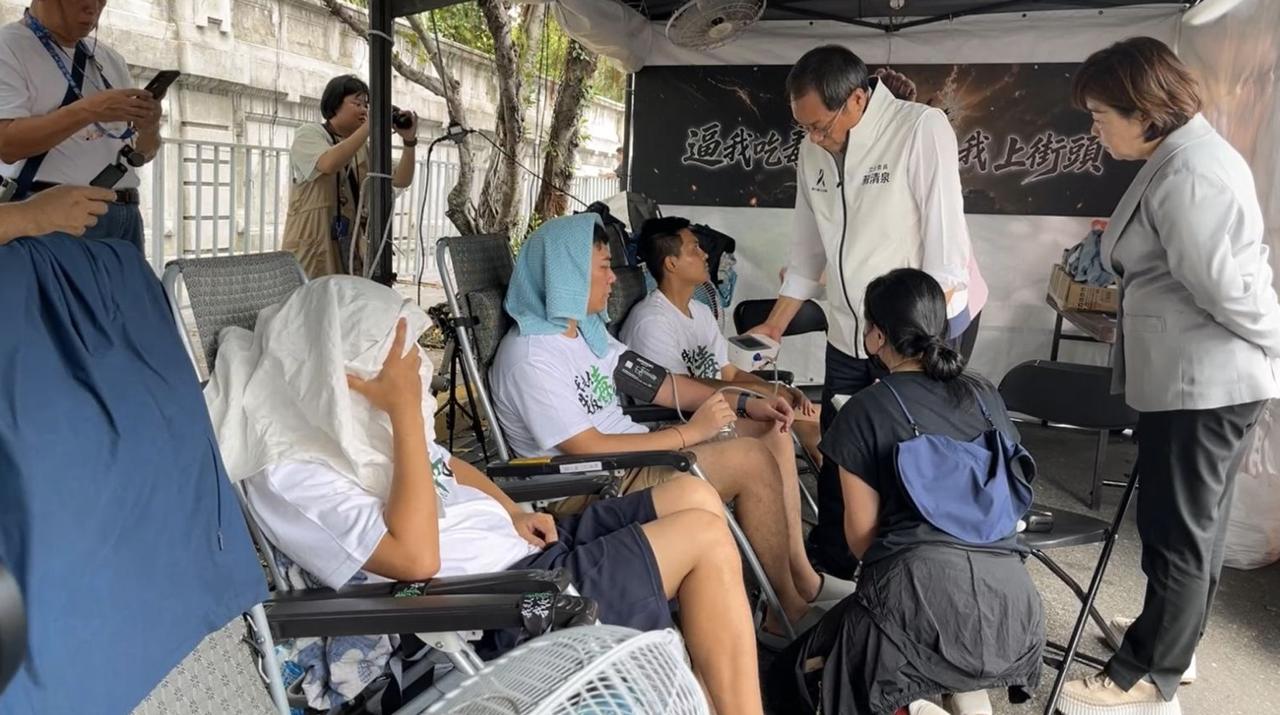 蓝营青年绝食72小时，现脱水症状，血压骤降，医生担忧撑不住？因不满台当局处理