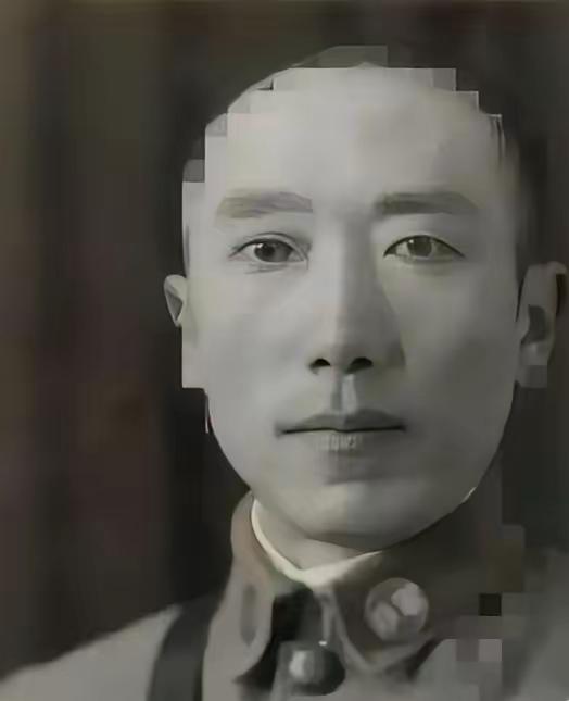 他本是臭名昭著的土匪，却在投降日军后，反手炸死了上千名鬼子。被日军中将亲率一万多