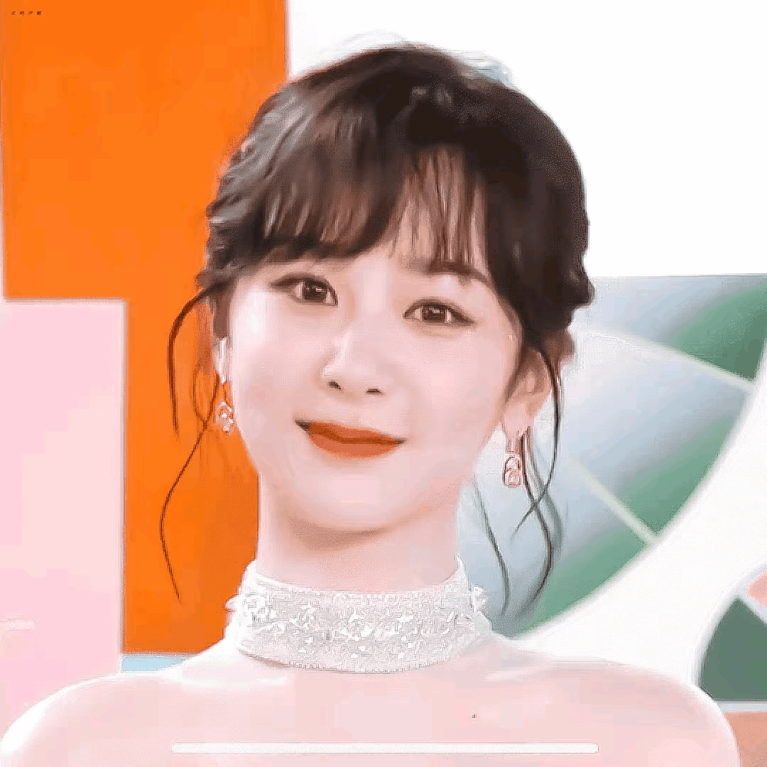 最近很多人都发现了，杨紫现在和以前比简直就是两个人！杨紫小时候不漂亮，宋丹丹老