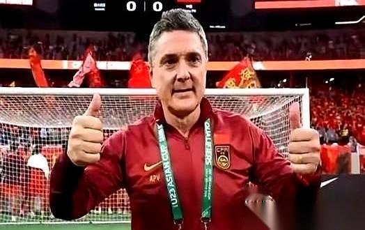 那场2022年的世预赛，越南队教练的笑，估计就僵在开场哨响的第一秒。赛前采访，