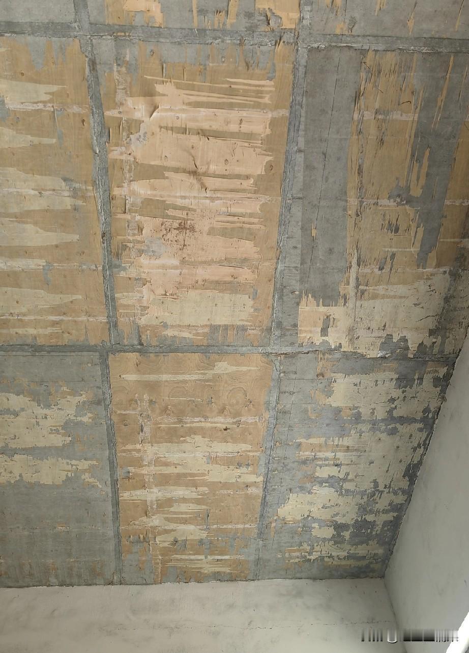 这可怎么办？新建的房子现浇板底部，成这样了，大家看看是不是木工师傅的问题。这个