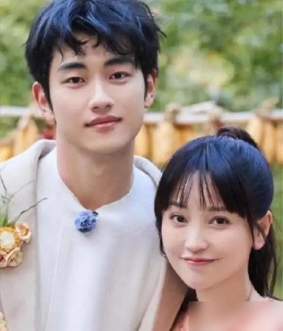 嘲笑金莎花钱雇老公？我告诉你，人家这不是领证，这是敲钟上市。你看这刀法多利落