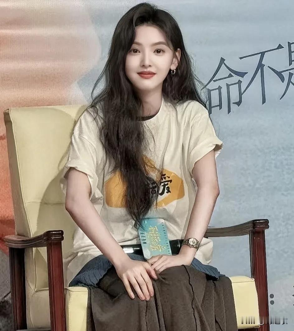 章若楠在某音一直都很火啊，因为她之前的作品随随便便就是百万千万点赞，后面因为有