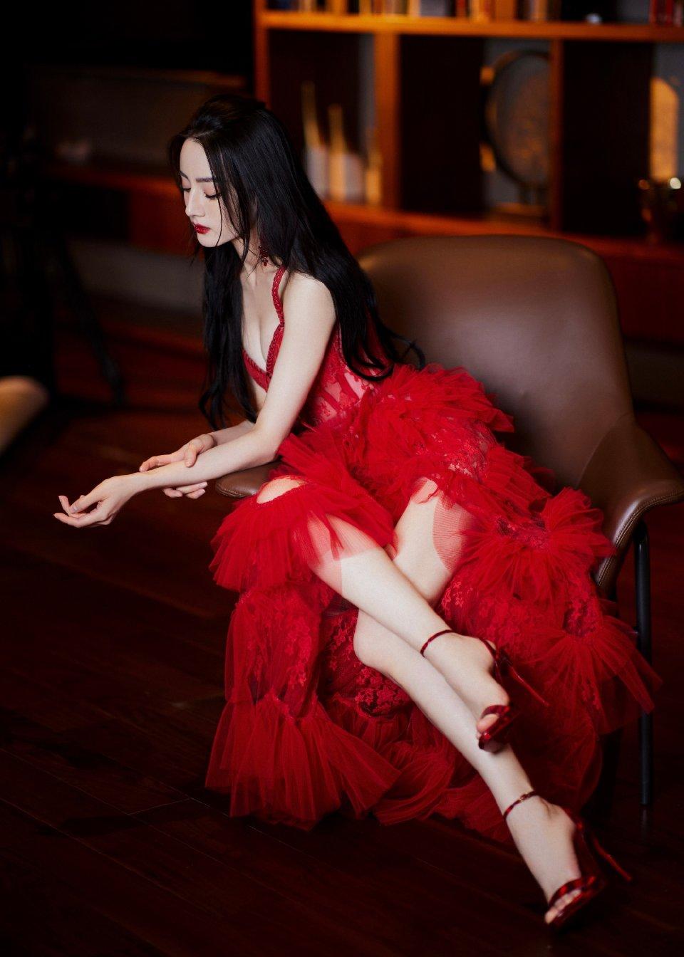 热巴一袭红衣绝美。