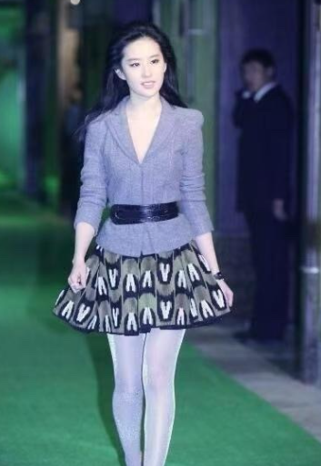 刘亦菲，太高挑了，她的骨象好优越啊