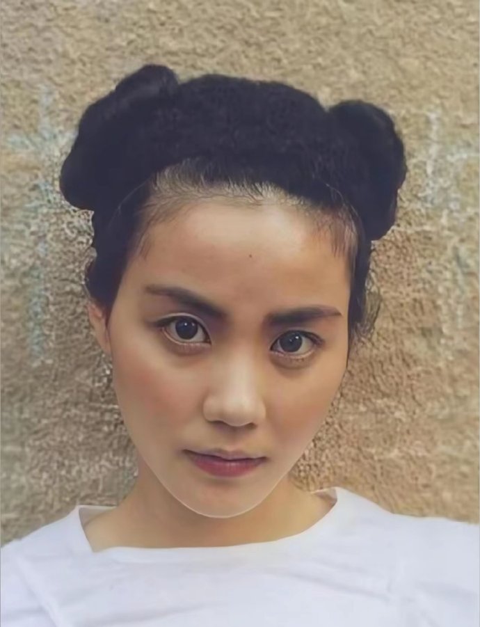 窦靖童最像王菲的就是眼睛吧，看图就很直观感受到。​​​