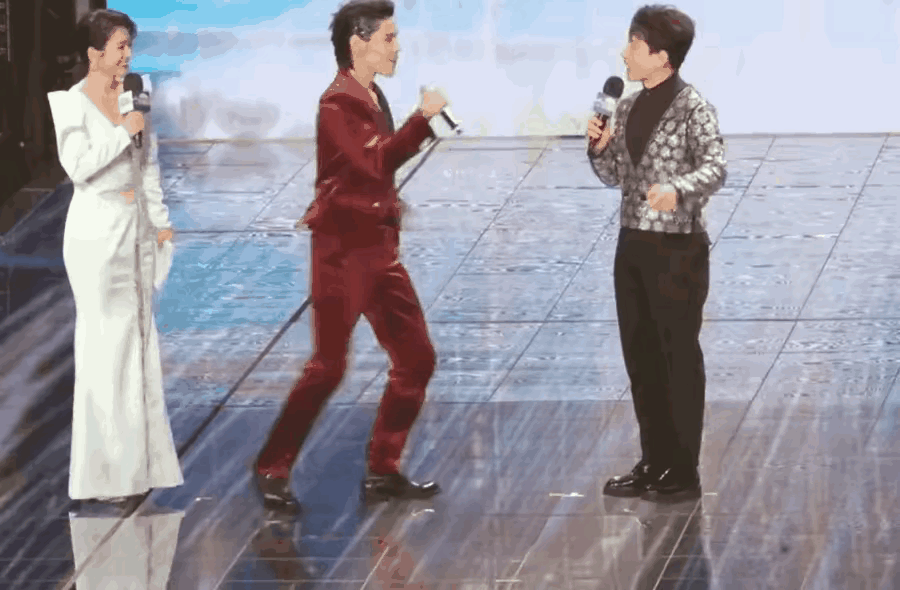 向佐总是一鸣惊人，在合适的场合做出合适的事来……这不，一身正义红西装的他，在众人