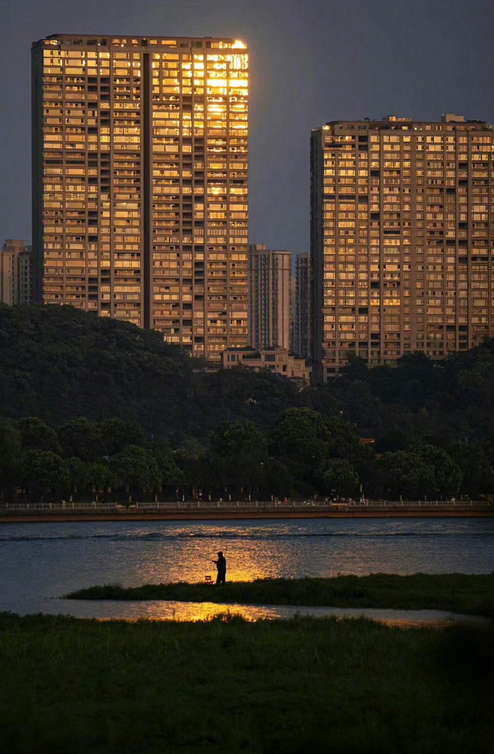 有了想法，却不付诸行动，就等于一个人一直身在此岸，心却在彼岸，身心分离，人与自己