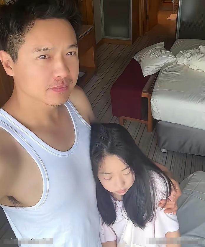 原来小酒窝来天津找爸爸，没住家里，住的是酒店。因为高云翔定居天津后已经重组家庭，