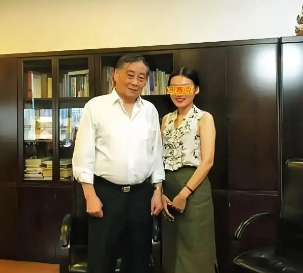 曾经的“一妻一女一布鞋”竟成了如今天大的笑柄！这就是当年老人家为什么要顶着巨大的