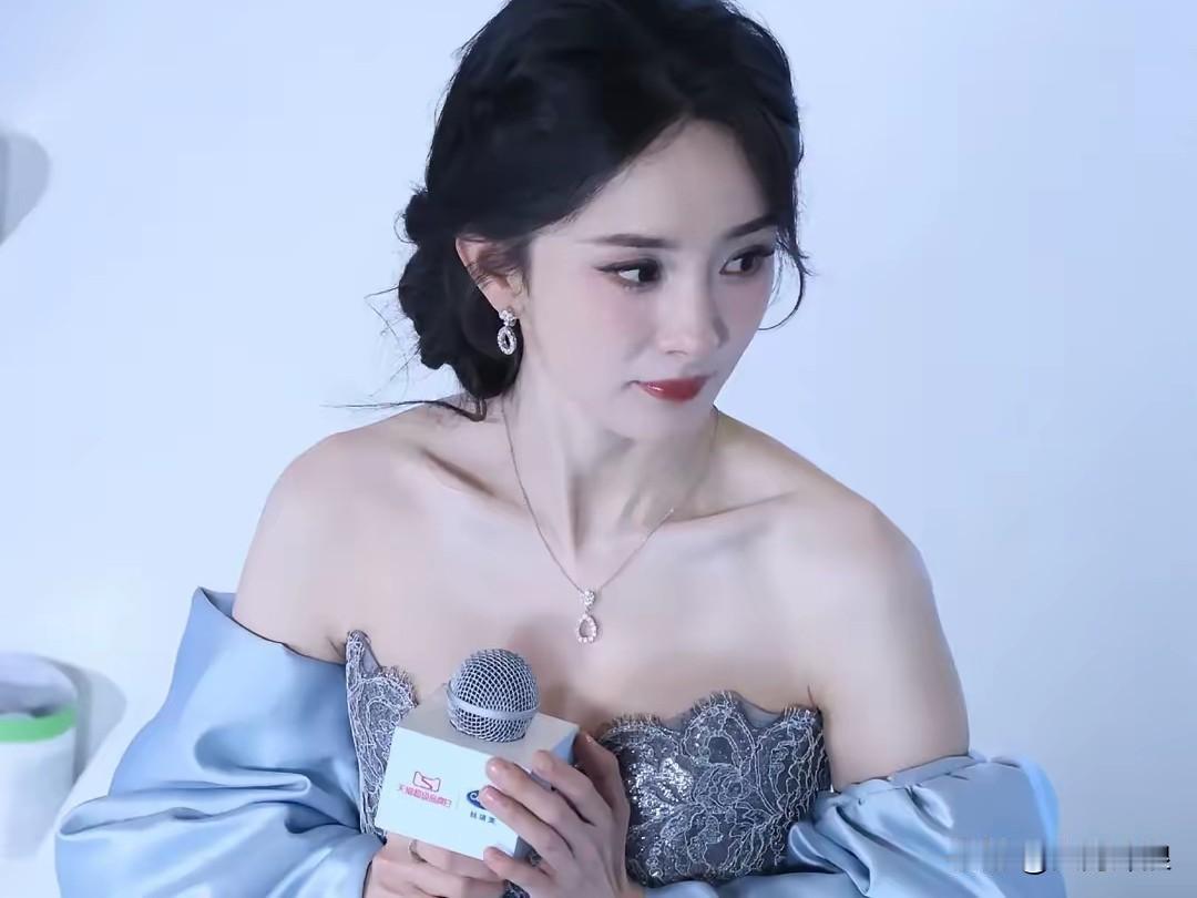 杨幂的魅力来自哪里？一位导演说杨幂的魅力来自于她的自信大度和敢于超越