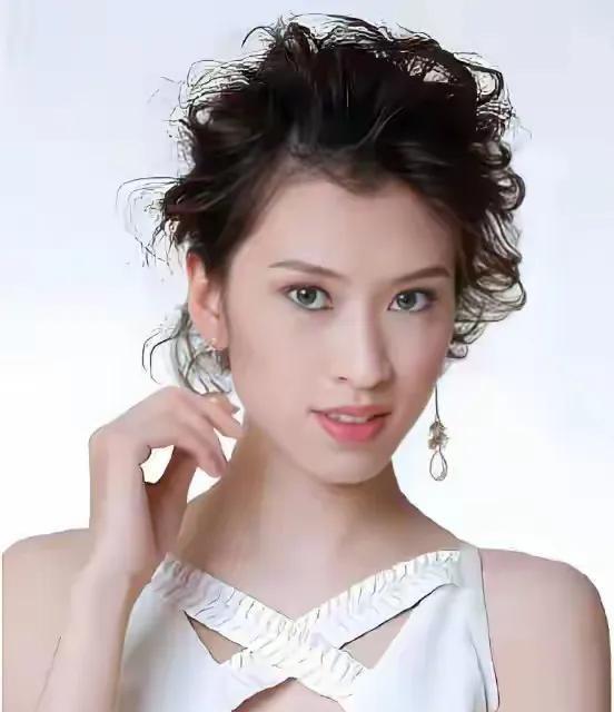 港姐冠军夜市卖凤爪，30天吸粉8万，现在连超市都抢着签她！她43岁，前TVB演