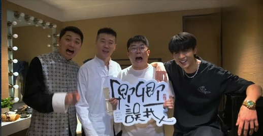 经过一个月话剧的演出，秦霄贤明显被治愈了，恢复了自信，演员最能恢复精气神的地方